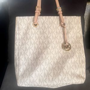 Large Michael Kors bag almost brand new, only used once..